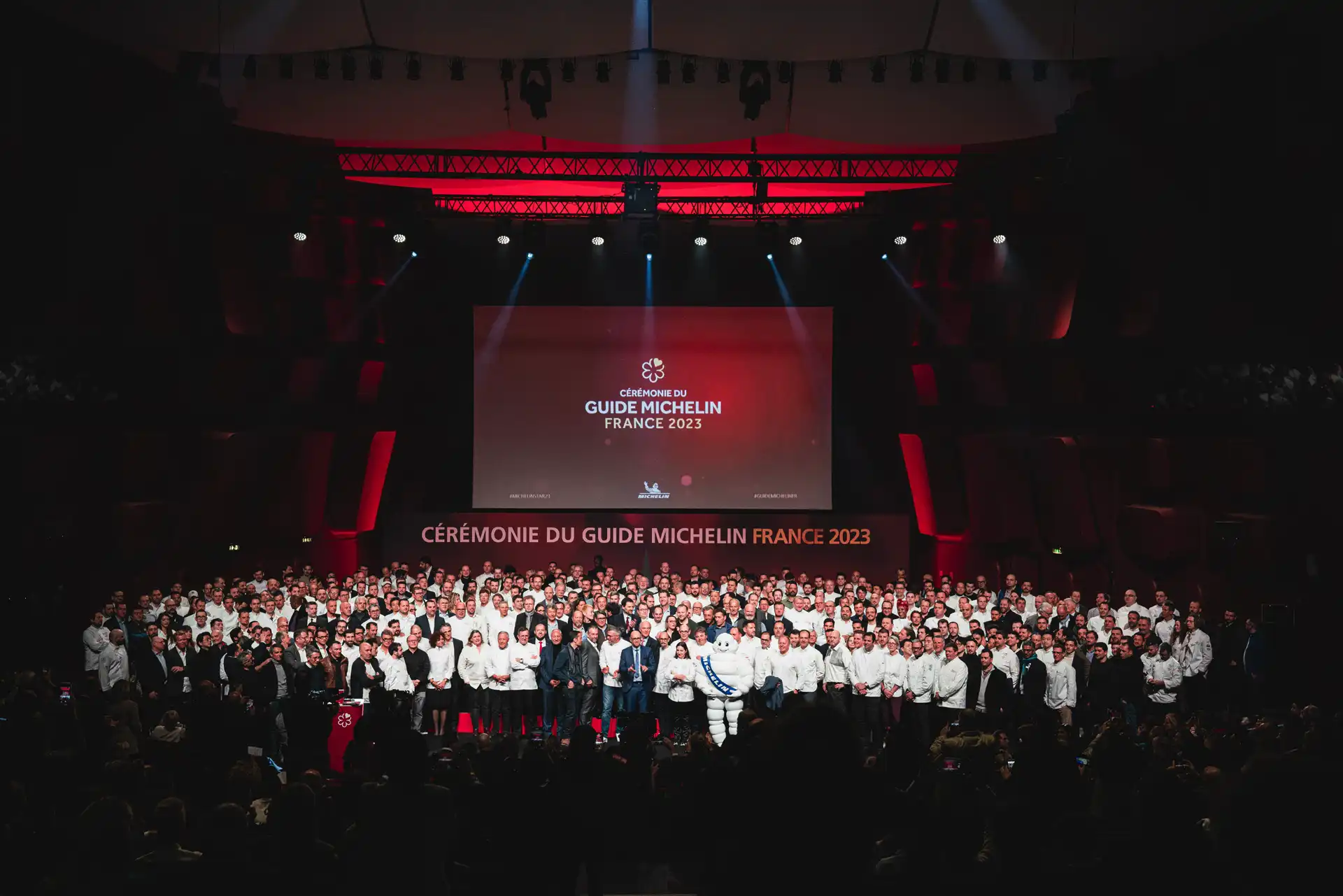 Rassemblement sur scène des participants à la cérémonie du Guide Michelin France 2023.