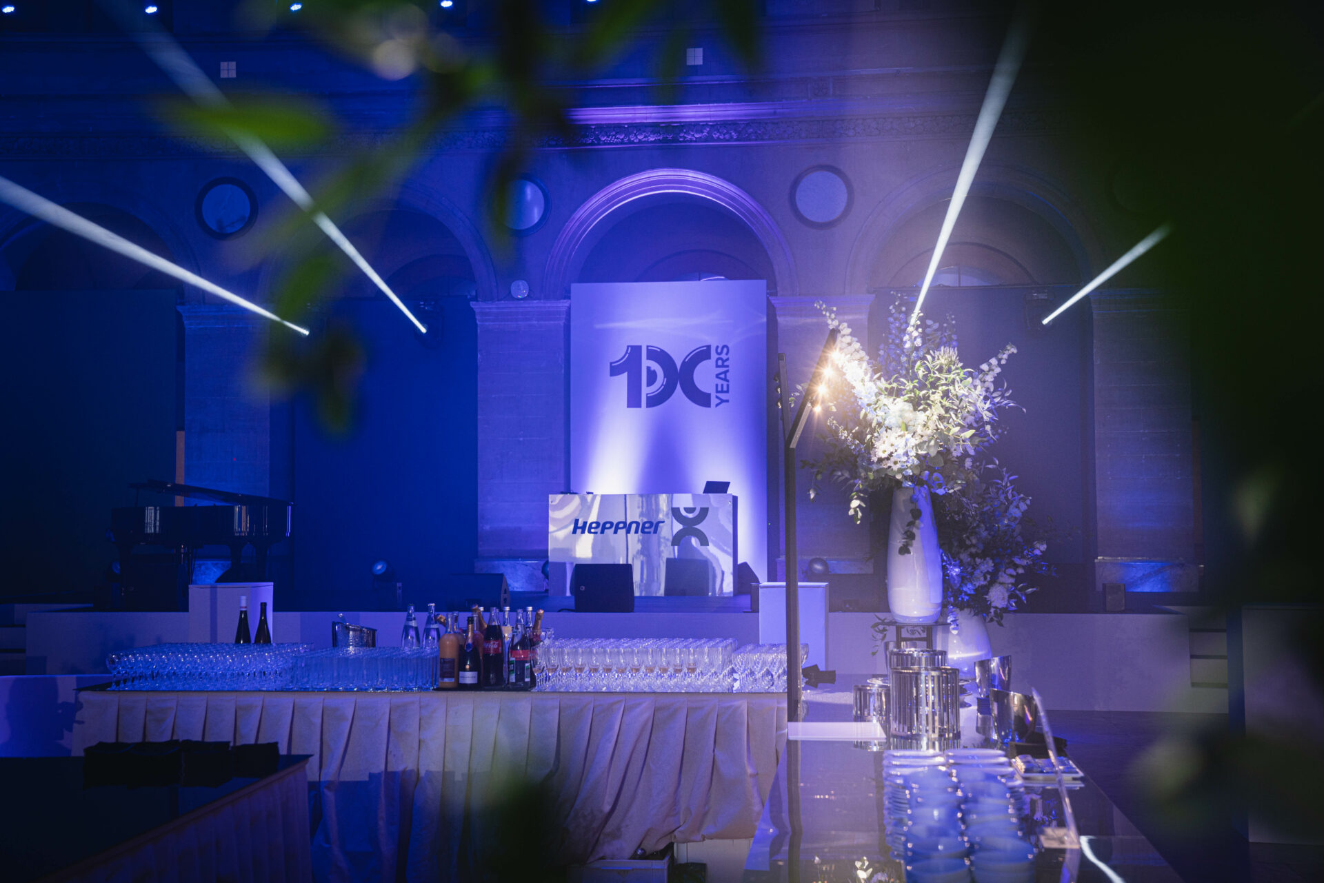 Photo d'une salle préparée pour un cocktail.