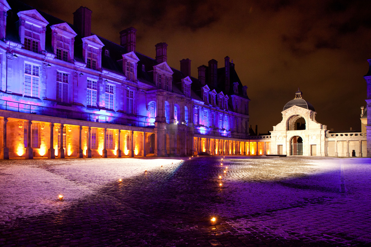 Photographie de la cour du Château de Fontainebleau lors de la soirée de gala Maisons Pierre 2010.