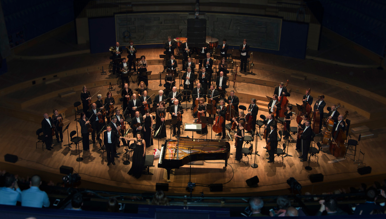 Vue plongeante de la scène et des musiciens lors d'un concert privé.