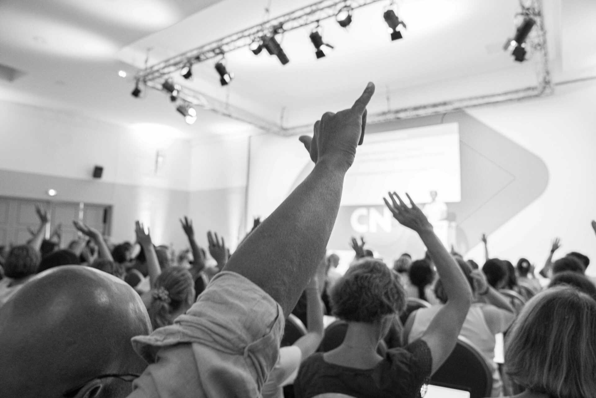 Vue de dos des participants rassemblés devant la scène lors du séminaire CNAS 2025.