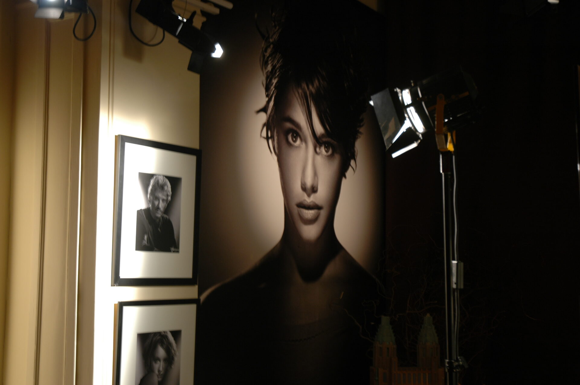 Un portrait féminin en noir et blanc, éclairé par un projecteur.