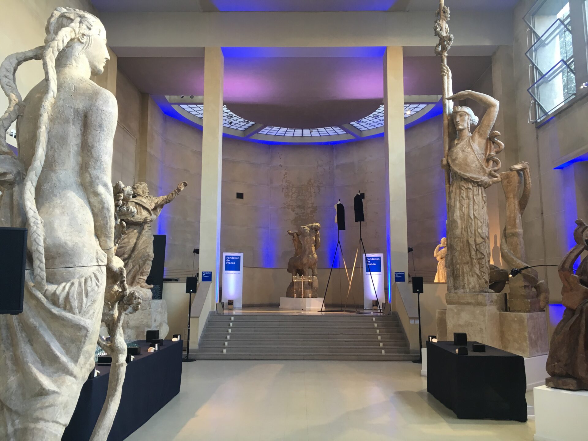Vue d’une salle au musée Bourdelle, où plusieurs statues sont mises en valeur.