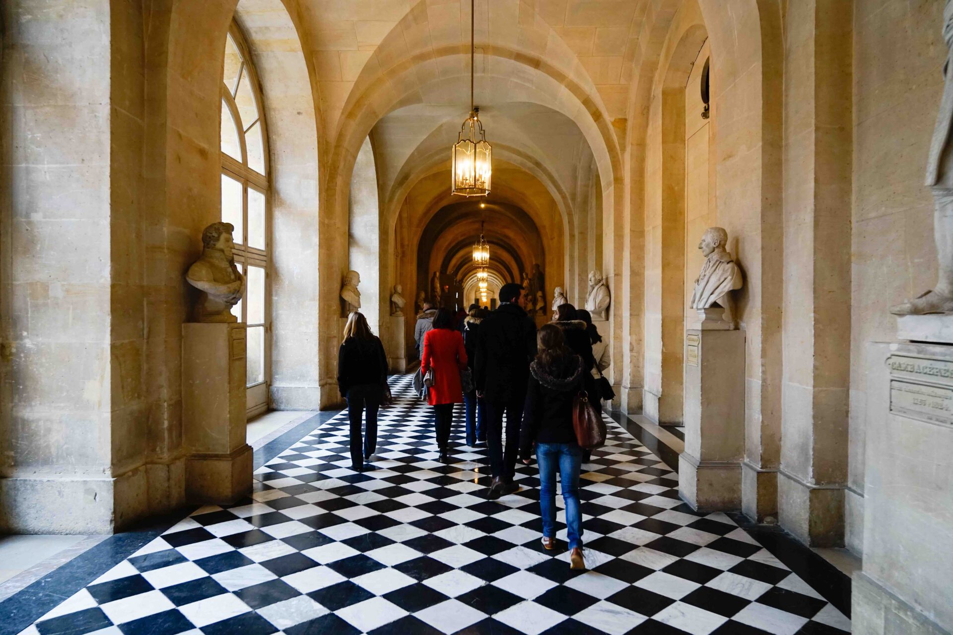 Photo d'un groupe de personnes marchant dans le couloir d’un musée.
